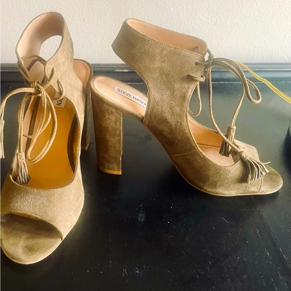 Open toe with 4 inch block heel. - Picture 1 of 5